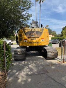 Heavy equipment positioned beside service truck for Canoga Park site work _ Demoleaders